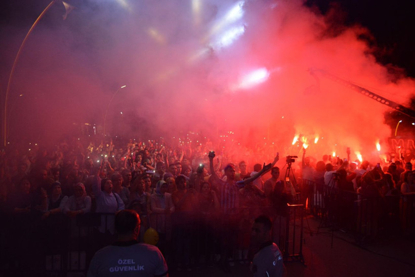 Rafet El Roman'ın Ferdi Tayfur taklidi olay oldu! Seyirciden tam not aldı - Resim: 3