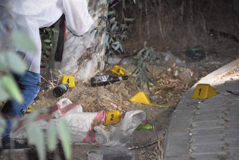 Uyuşturdular, silahla öldürüp cesedi yakıp asitle eritmeye çalışmışlar! Kum dolu çuvalla sokağa attılar - Resim: 1