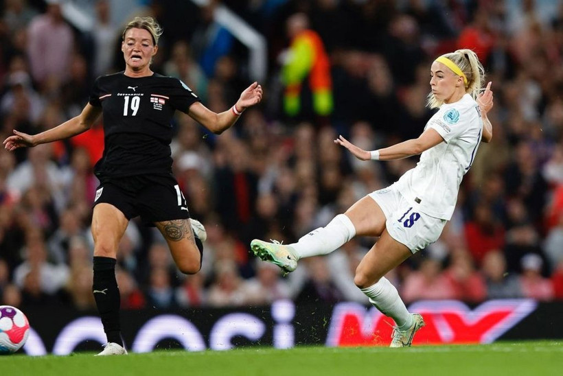 Kadın futbolcu Chloe Kelly gol sonrası formasını çıkarınca... - Resim: 1