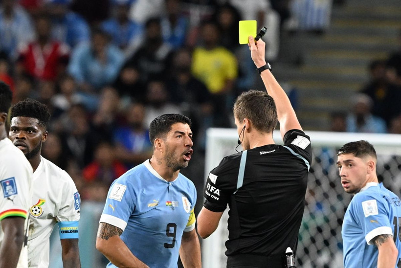 Uruguay Gana maçında saha bir anda karıştı: Muslera çılgına döndü, hakemin üzerine yürüdü ve... - Resim: 1
