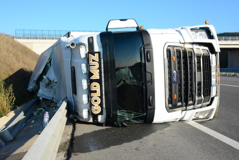 Kuzey Marmara Otoyolu'nda kaza: Devrilen tır 200 metre sürüklendi, sürücü yaralandı - Resim: 2