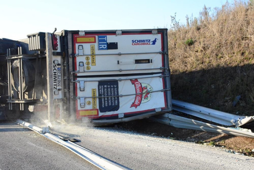 Kuzey Marmara Otoyolu'nda kaza: Devrilen tır 200 metre sürüklendi, sürücü yaralandı - Resim: 3
