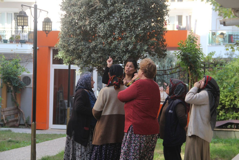 Antalya'da korku dolu anlar! Genç kız gözyaşlarını tutamadı, balkonda öylece bekledi - Resim: 1