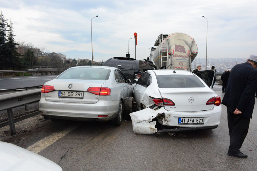 TEM'de 7 kaza peş peşe yaşandı! 23 araç hasar gördü yaralılar var - Resim: 2