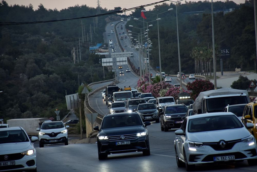 Akın akın geliyorlar! Bodrum'a 48 saatte 50 bin araç giriş yaptı - Resim: 1