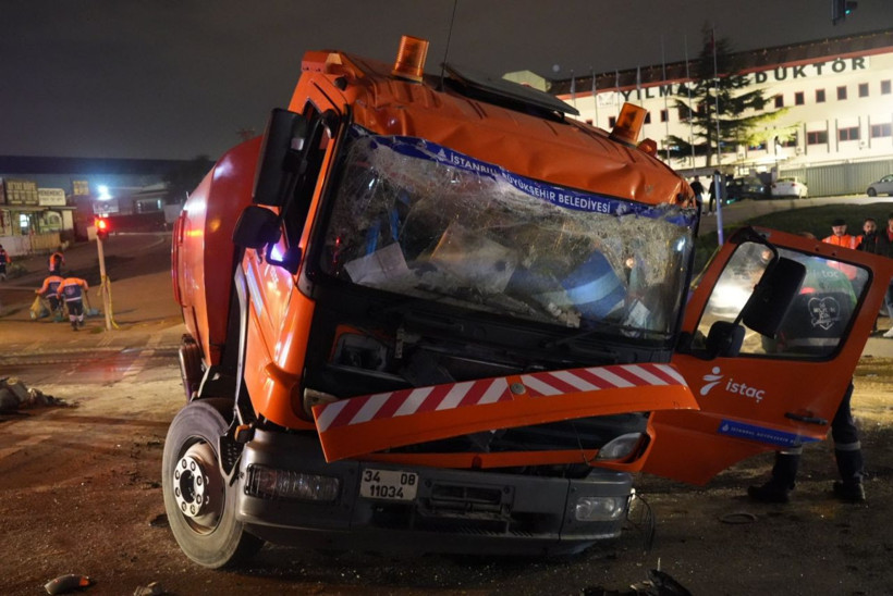 İstanbul'da katliam gibi kaza! Kırmızı ışıkta geçen cip, yol temizleme aracına çarptı! Üzerlerinden kimlik çıkmadı - Resim: 2