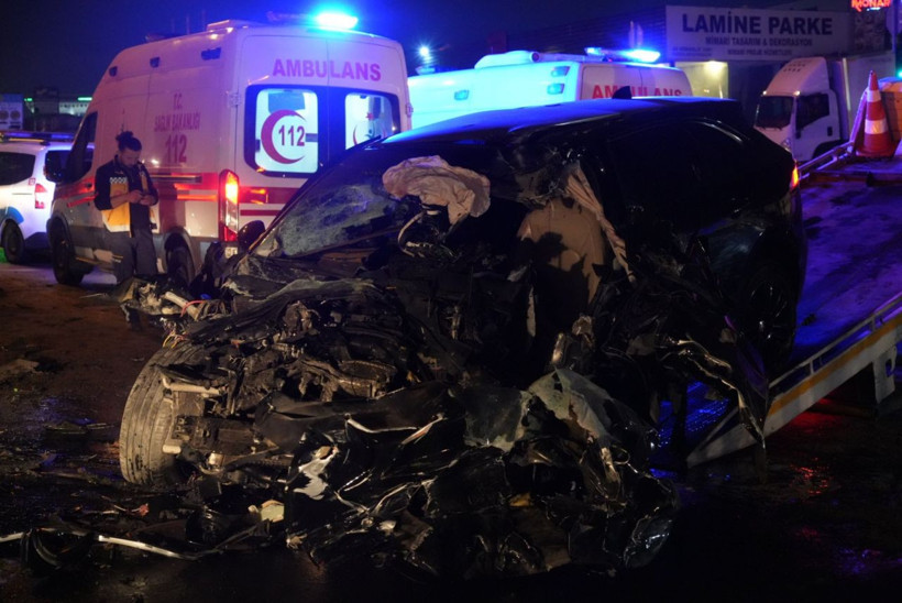 İstanbul'da katliam gibi kaza! Kırmızı ışıkta geçen cip, yol temizleme aracına çarptı! Üzerlerinden kimlik çıkmadı - Resim: 3