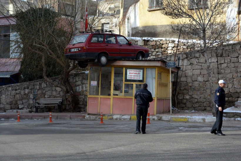 Otomobil muhtarlık kulübesinin çatısına düştü - Resim: 2