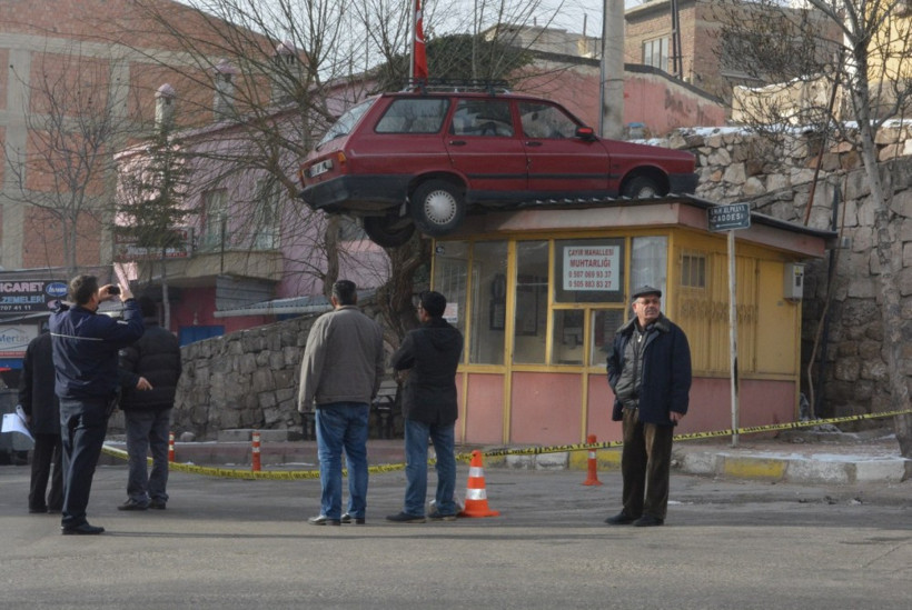 Otomobil muhtarlık kulübesinin çatısına düştü - Resim: 3