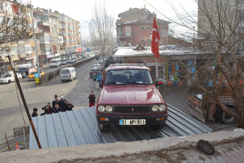 Otomobil muhtarlık kulübesinin çatısına düştü - Resim: 4