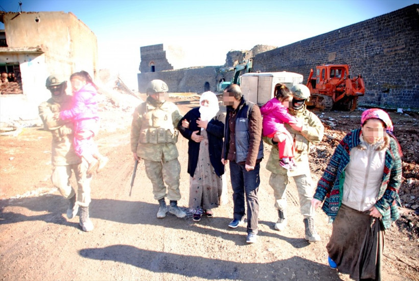 Diyarbakırlı teyze askeri karşısında görünce... - Resim: 1
