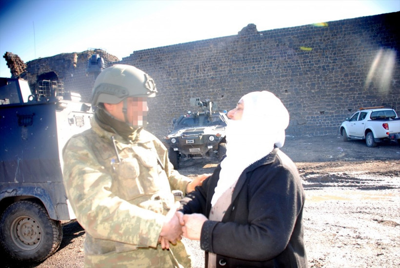 Diyarbakırlı teyze askeri karşısında görünce... - Resim: 3