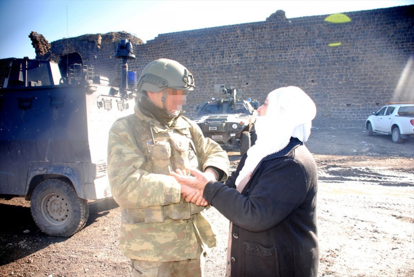 Diyarbakırlı teyze askeri karşısında görünce... - Resim: 4