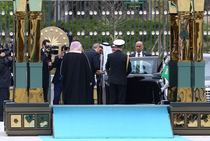 Kral Selman unutunca Erdoğan kolundan tutup.... - Resim: 1