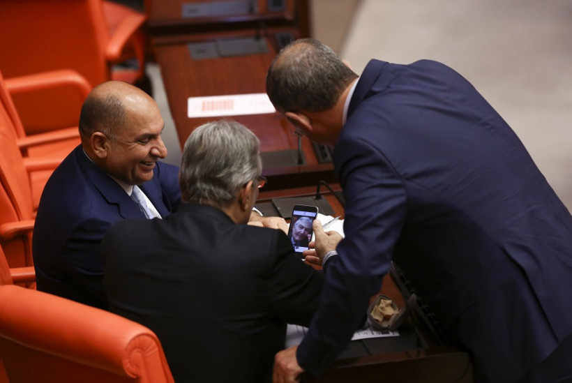 Deniz Baykal'ı şaşırtan kareler! Vekiller gösterince... - Resim: 3