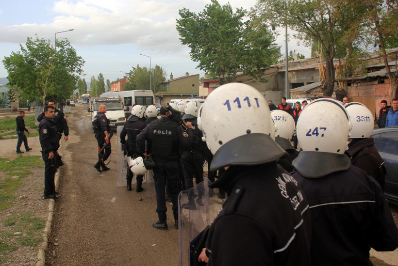 İki aşiretten 200 kişi birbirine girdi: Çok sayıda yaralı var! - Resim: 2