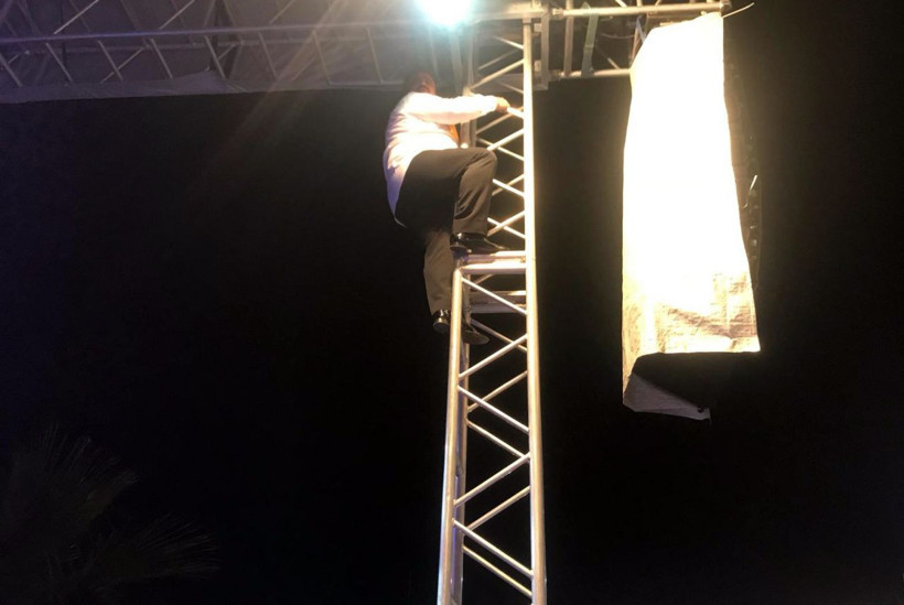 Bülent Serttaş sahne direğine tırmanıp türkü söyledi - Resim: 3