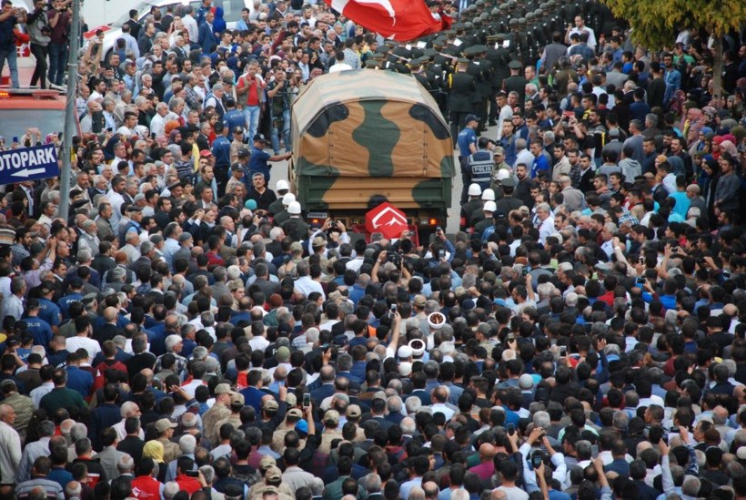 Münbiç şehidi Kürtçe ağıtlarla ebediyete uğurlandı - Resim: 1