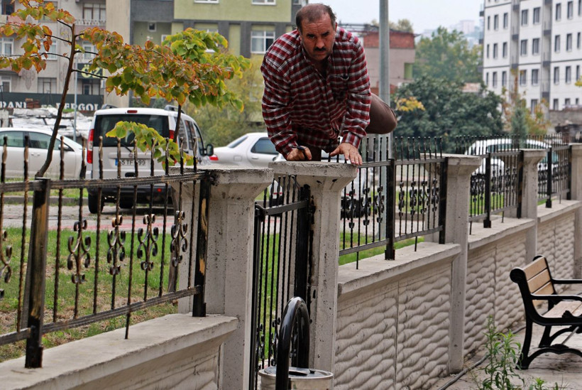 Caminin kapısına kilit vuruldu vatandaş demirden atlayıp ibadet ediyor - Resim: 2