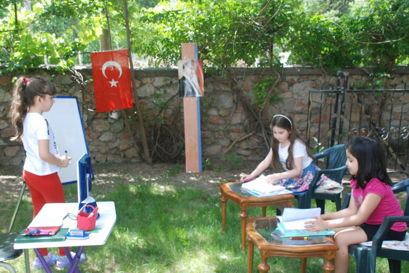 Çocuklar üçüncü kez sokağa çıktı yağmurlu havaya denk geldiler - Resim: 4