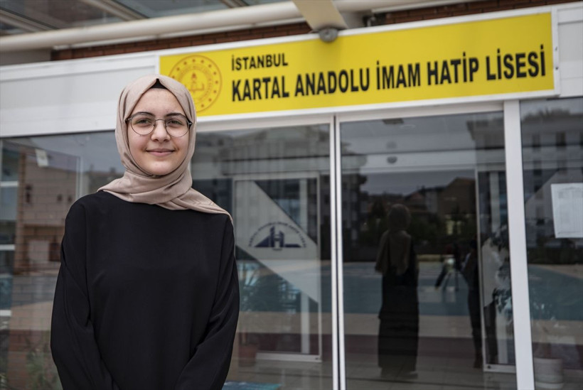 Kartal Anadolu İmam Hatip Lisesi öğrencisi İclal Dağcı 15 yaşında 5 dil daha öğrendi - Resim: 1