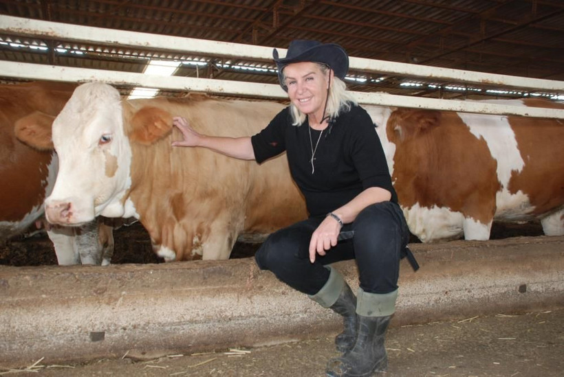 Hostesliği bıraktı İzmir'de çiftlik kurdu şimdi inek sağıp ahır temizliyor - Resim: 1