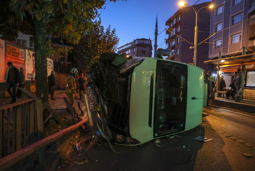 İstanbul Güngören'de servis aracı tramvay yoluna devrildi - Resim: 3
