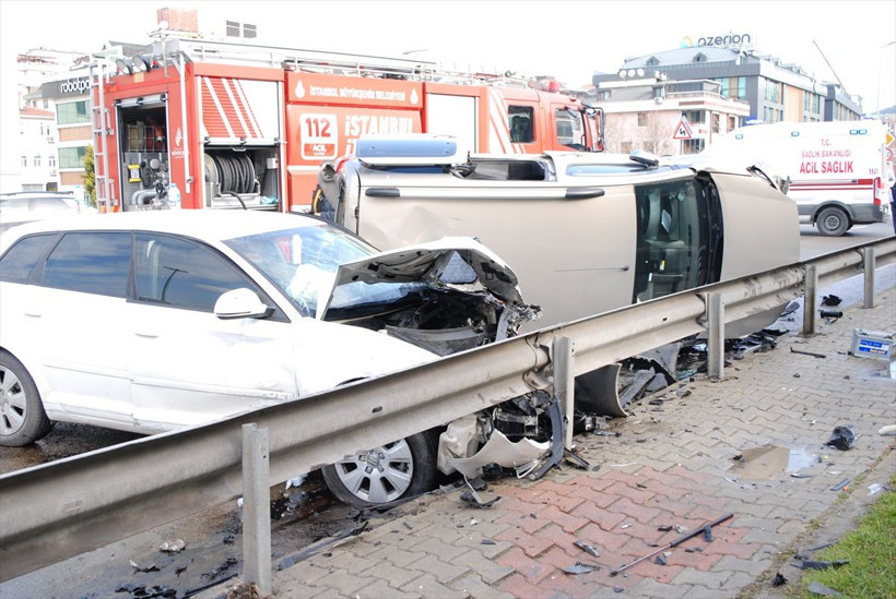İstanbul'da trafiği altüst eden kaza! 5 araç karıştı yaralılar var - Resim: 2