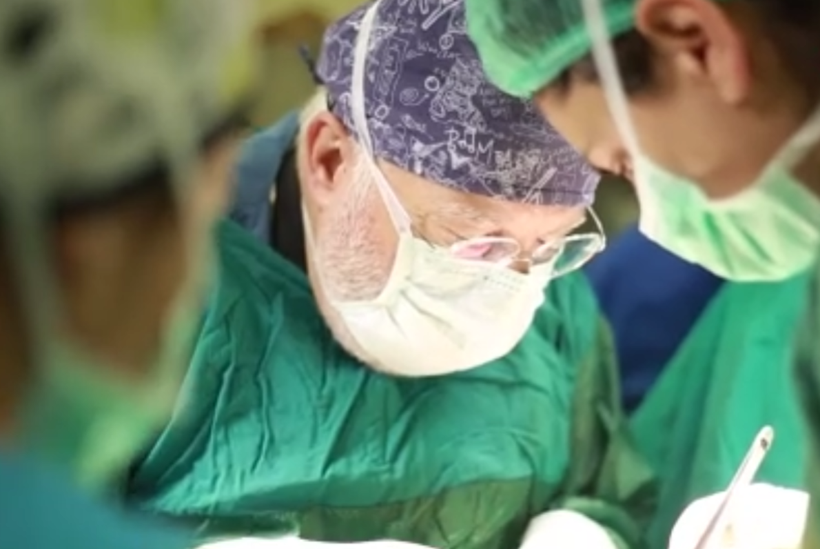 Karnından öyle bir şey çıktı ki doktorlar bile şaşkına döndü! 65 kilo olarak girdiği ameliyattan 48 kilo çıktı - Resim: 3