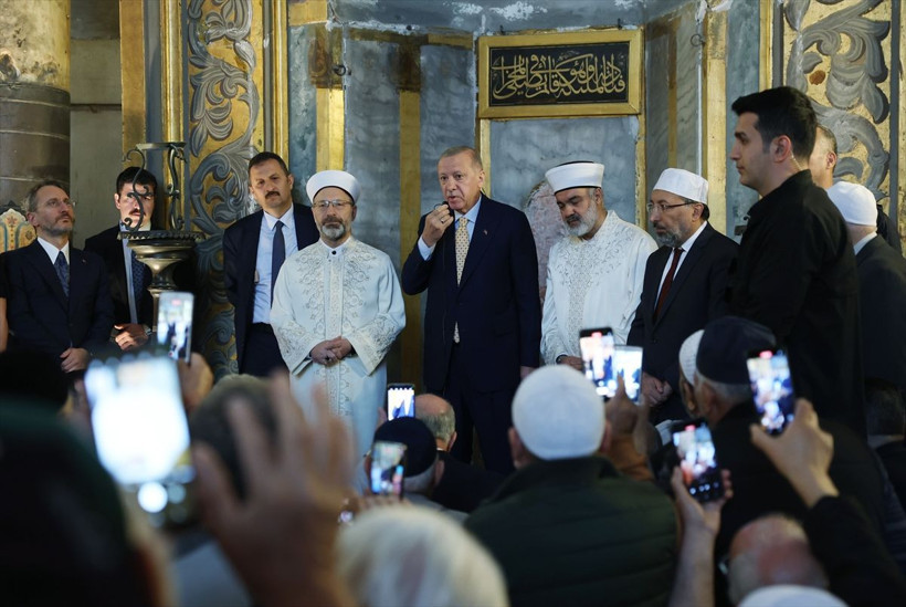 Erdoğan'dan çok değerli hediye! Mukaddes Emanetler Dairesine teslim edildi - Resim: 1