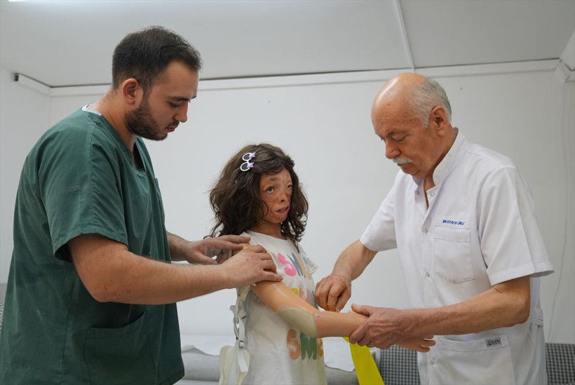 Saçlarının ardından protez koluna kavuşan küçük Sinem, ilk kez annesine sarıldı - Resim: 2