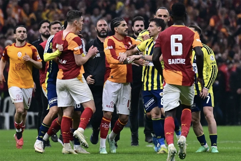 Olaylı Galatasaray-Fenerbahçe derbisinin faturası! Abdülkerim Bardakcı ve Archie Brown'un cezaları belli oldu - Resim: 4