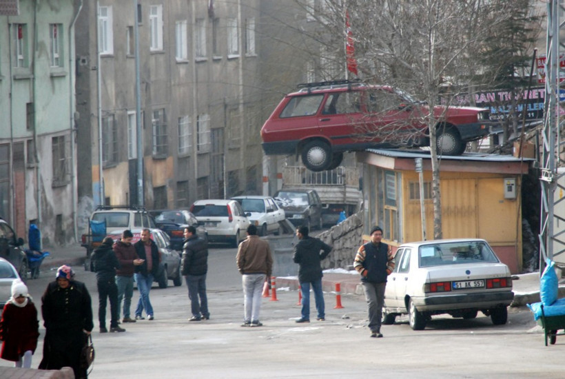 Otomobil muhtarlık kulübesinin çatısına düştü - Resim: 1