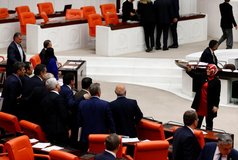 AK Partili kadın vekil CHP'li vekilin telefonunu aldı eline... - Resim: 3