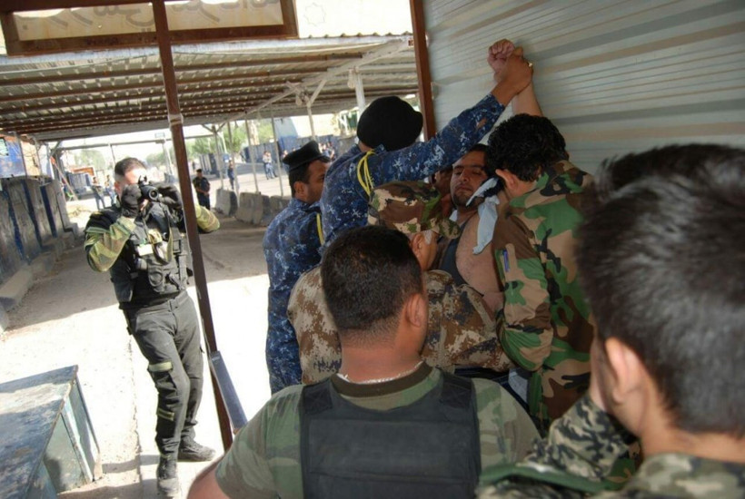 Canlı bombayı yakaladı kameralara gülümsedi - Resim: 1