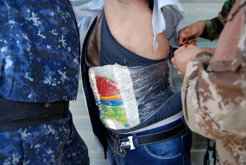 Canlı bombayı yakaladı kameralara gülümsedi - Resim: 3