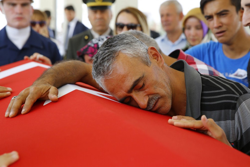 Şehit cenazesinde sürpriz isim! Şehit babasını alnından öptü - Resim: 4