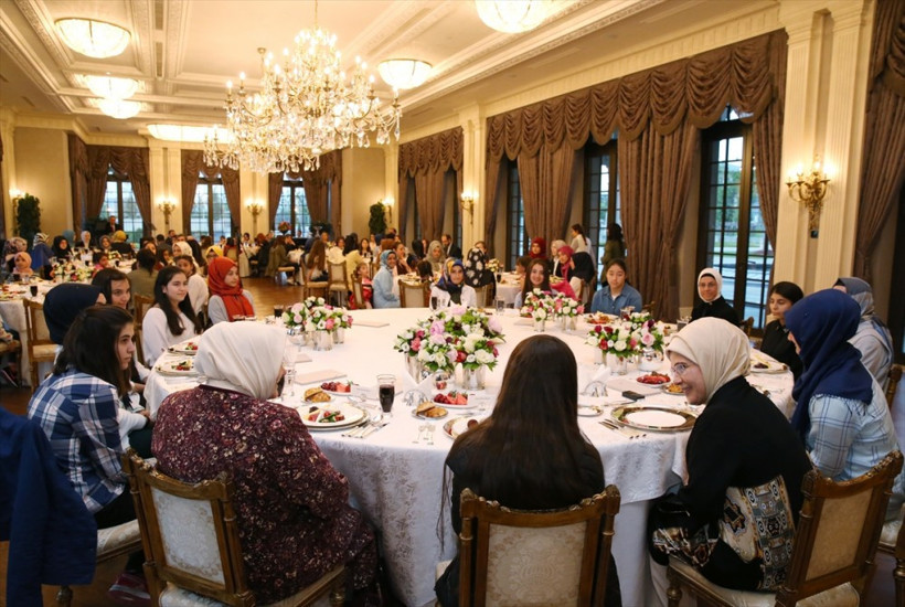 Emine Erdoğan devlet koruması altındaki çocuklara iftar verdi - Resim: 3