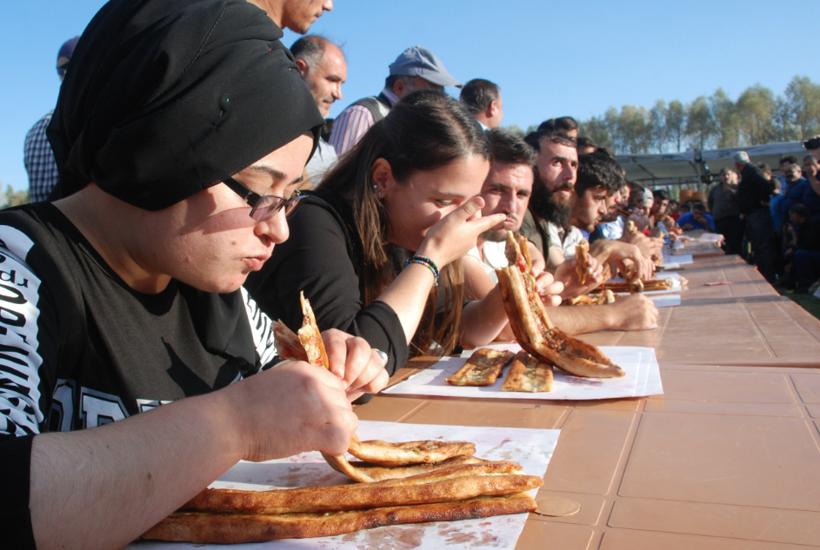 Tokat'ta 10 dakikada rekor sayıda pide yiyerek şampiyon oldu - Resim: 1