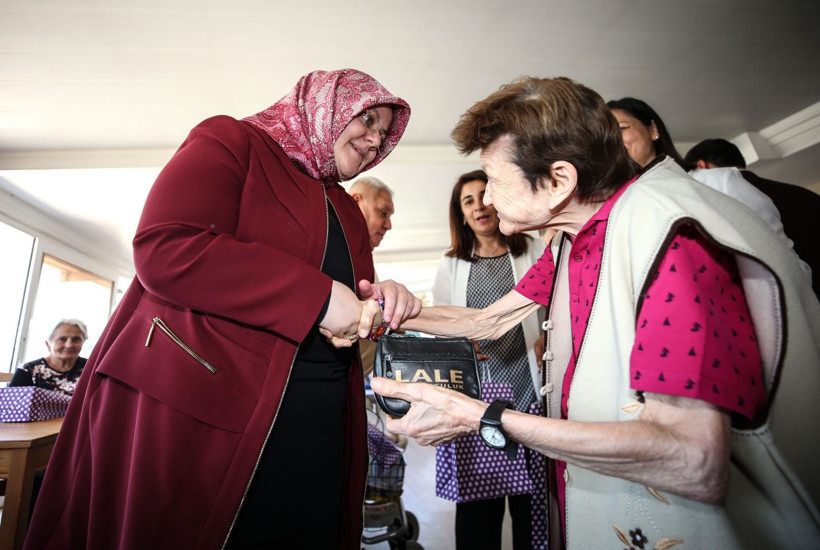 Bakan Selçuk’tan bayramda huzurevi ziyareti - Resim: 4