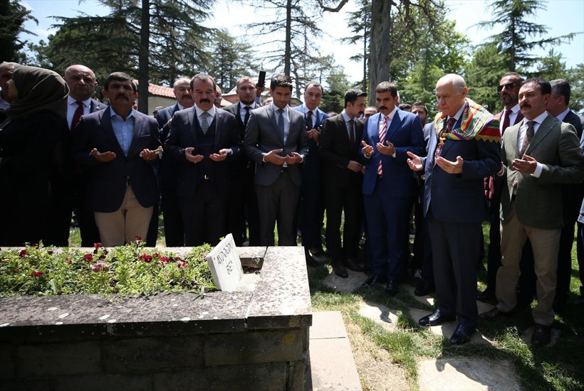 Bahçeli Ertuğrul Gazi Türbesi'ni ziyaret etti "Saygı Nöbeti" değişimini izledi - Resim: 3