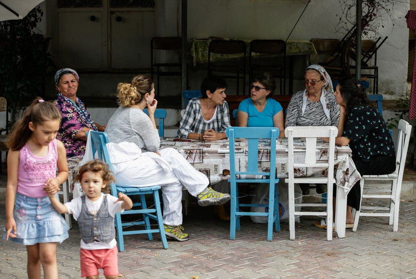 Makam araçlarını bıraktı köyde işe gitmek için traktör kullanıyor - Resim: 1