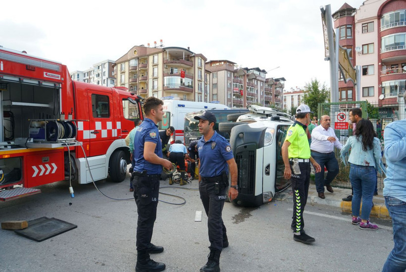 Tokat'ta anne ile kızının üzerine araç devrildi 1 ölü 7 yaralı - Resim: 1