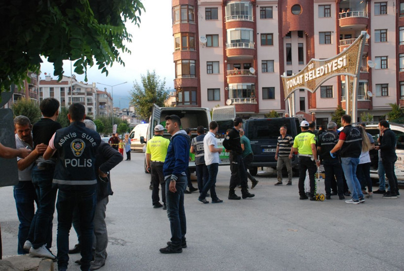 Tokat'ta anne ile kızının üzerine araç devrildi 1 ölü 7 yaralı - Resim: 4