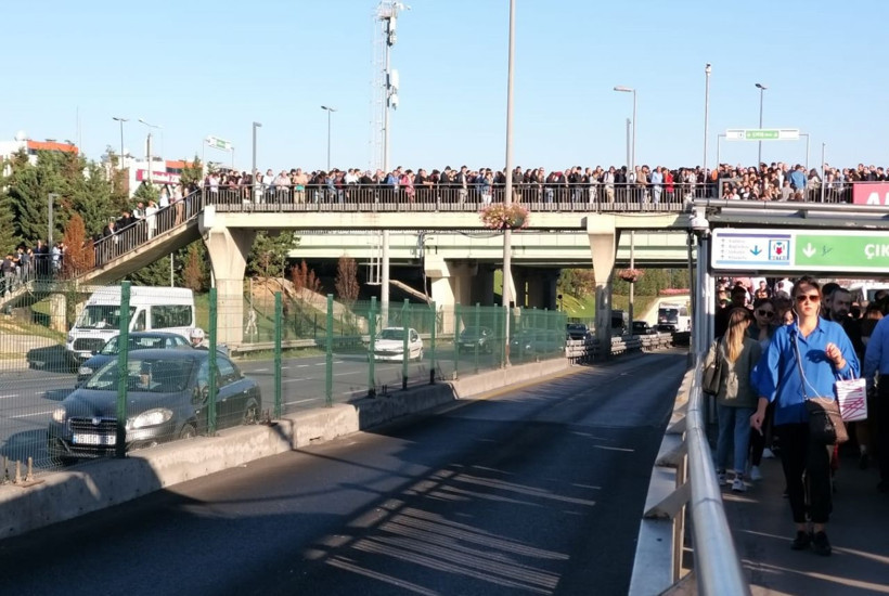 Altunizade metrobüs durağında zor anlar yaşandı - Resim: 2