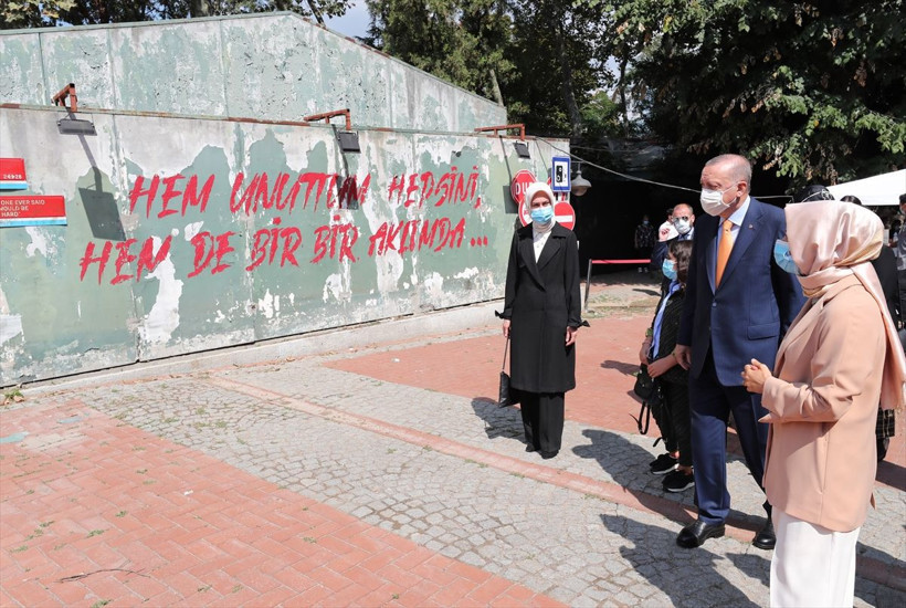 Cumhurbaşkanı Erdoğan İstanbul'da KADEM'in 'Böyle Daha Güzelsin' sergisini gezdi - Resim: 3