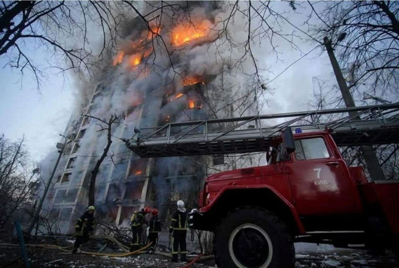 Rusya Kiev'de bir apartmanı vurdu! Cehenneme dönen binada ölü ve yaralılar var - Resim: 1