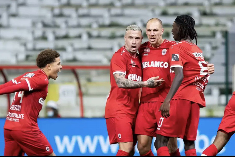 Yıldız futbolcudan skandal hareket: Yedek kulübesinde elektronik sigara içti, yer yerinden oynadı! - Resim: 4