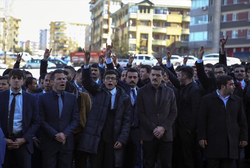 Devlet Bahçeli'ye karanfilli karşılama - Resim: 2