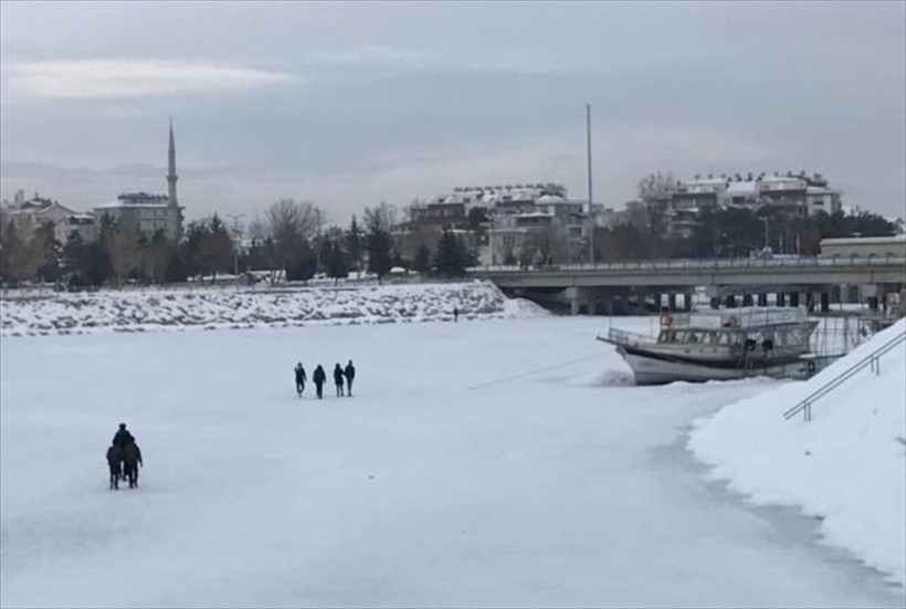 Beyşehir gölü buz tuttu vatandaşlar üzerinde geziyor - Resim: 3